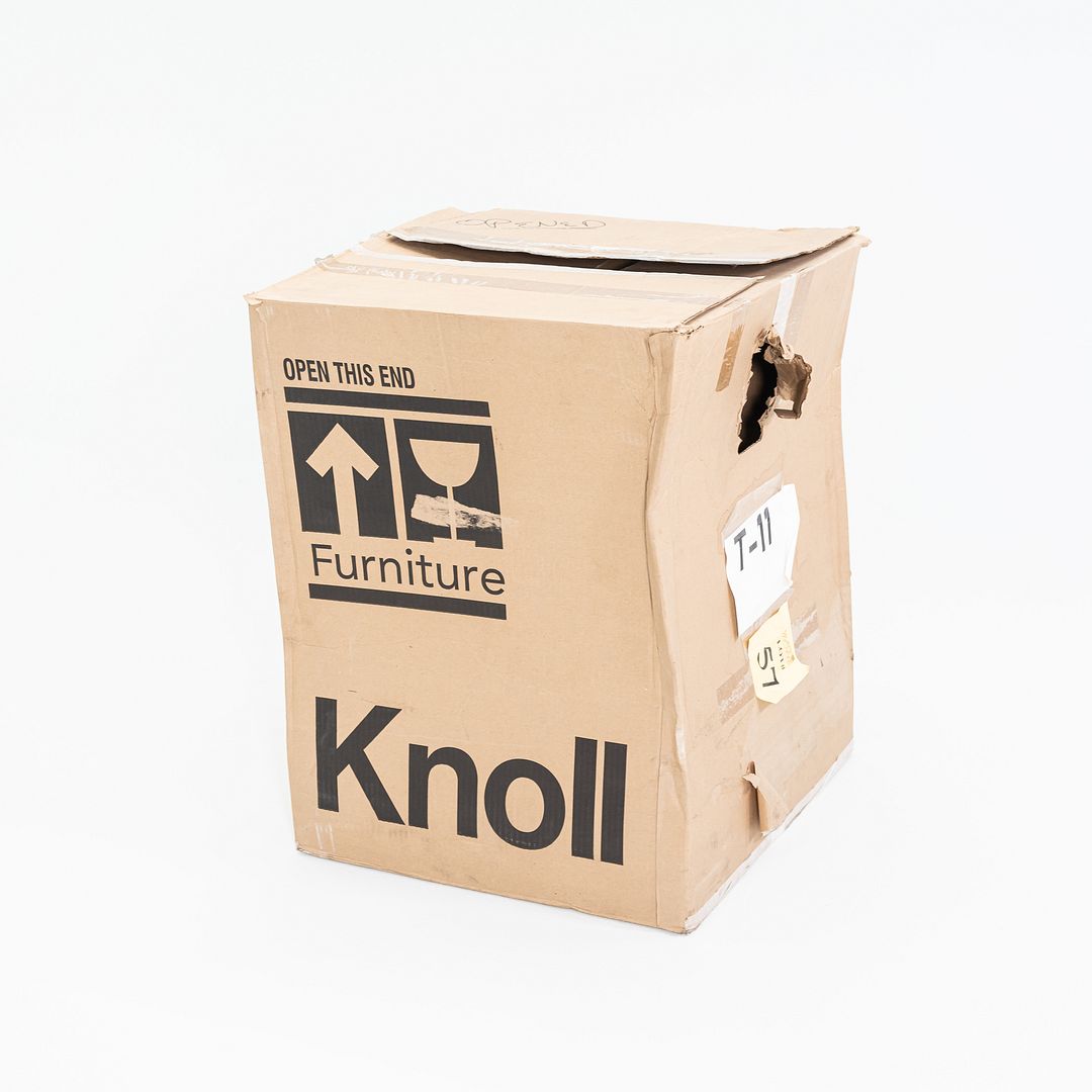 2017 Eero Saarinen For Knoll Tulip Dining Table with 35 inch Vetro Bianco Top and White Base, in Box 3x Available