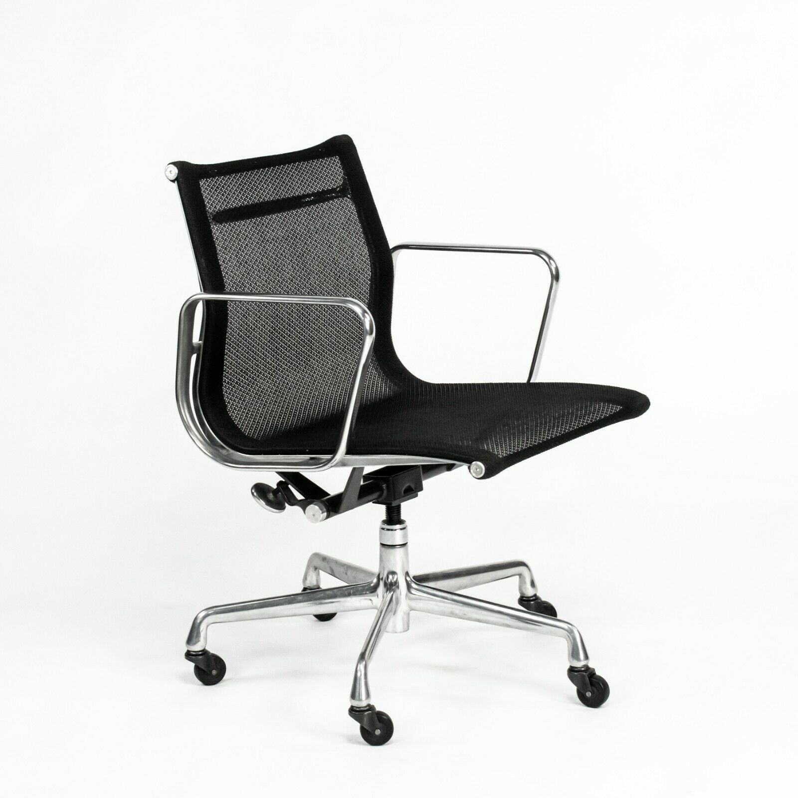 2004 Herman Miller Eames Aluminum Group Management Desk Chair Black Mesh Fabric