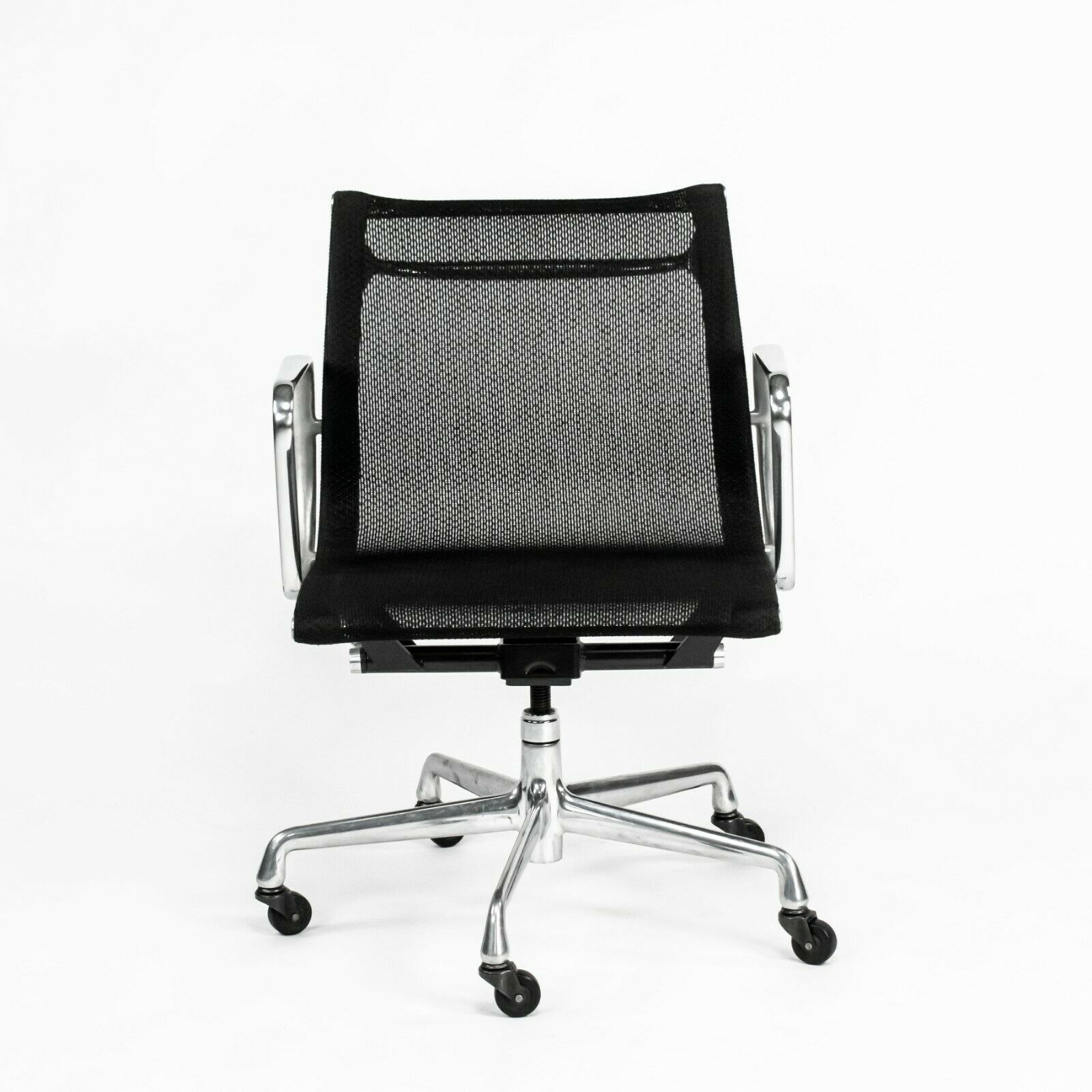 2004 Herman Miller Eames Aluminum Group Management Desk Chair Black Mesh Fabric