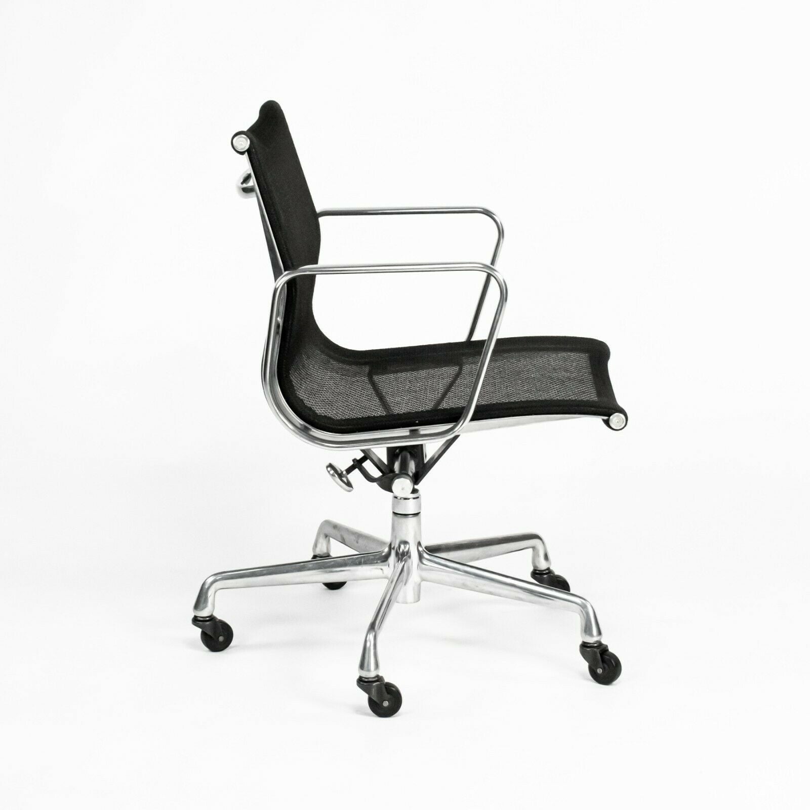 2004 Herman Miller Eames Aluminum Group Management Desk Chair Black Mesh Fabric