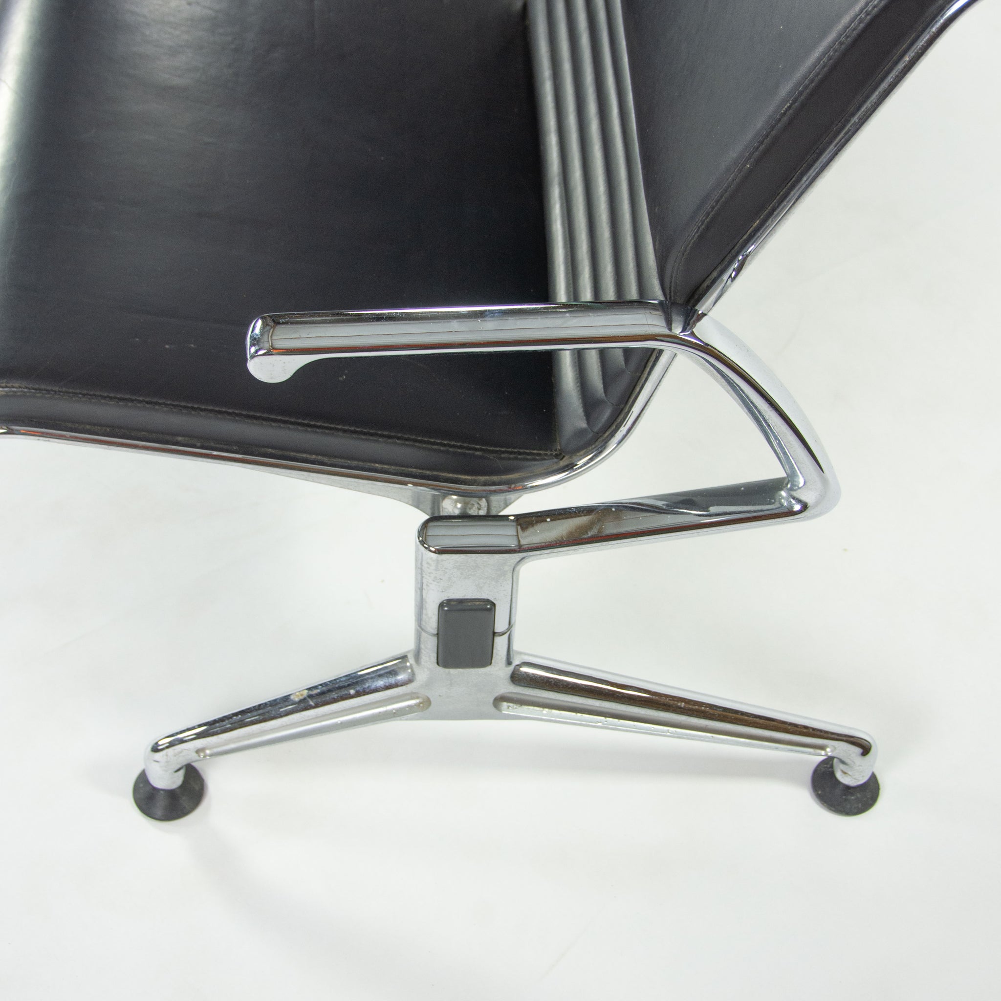 SOLD Jorgen Kastholm Kusch+Co 7130 3-Seater Airport Bench Seating Black Leather